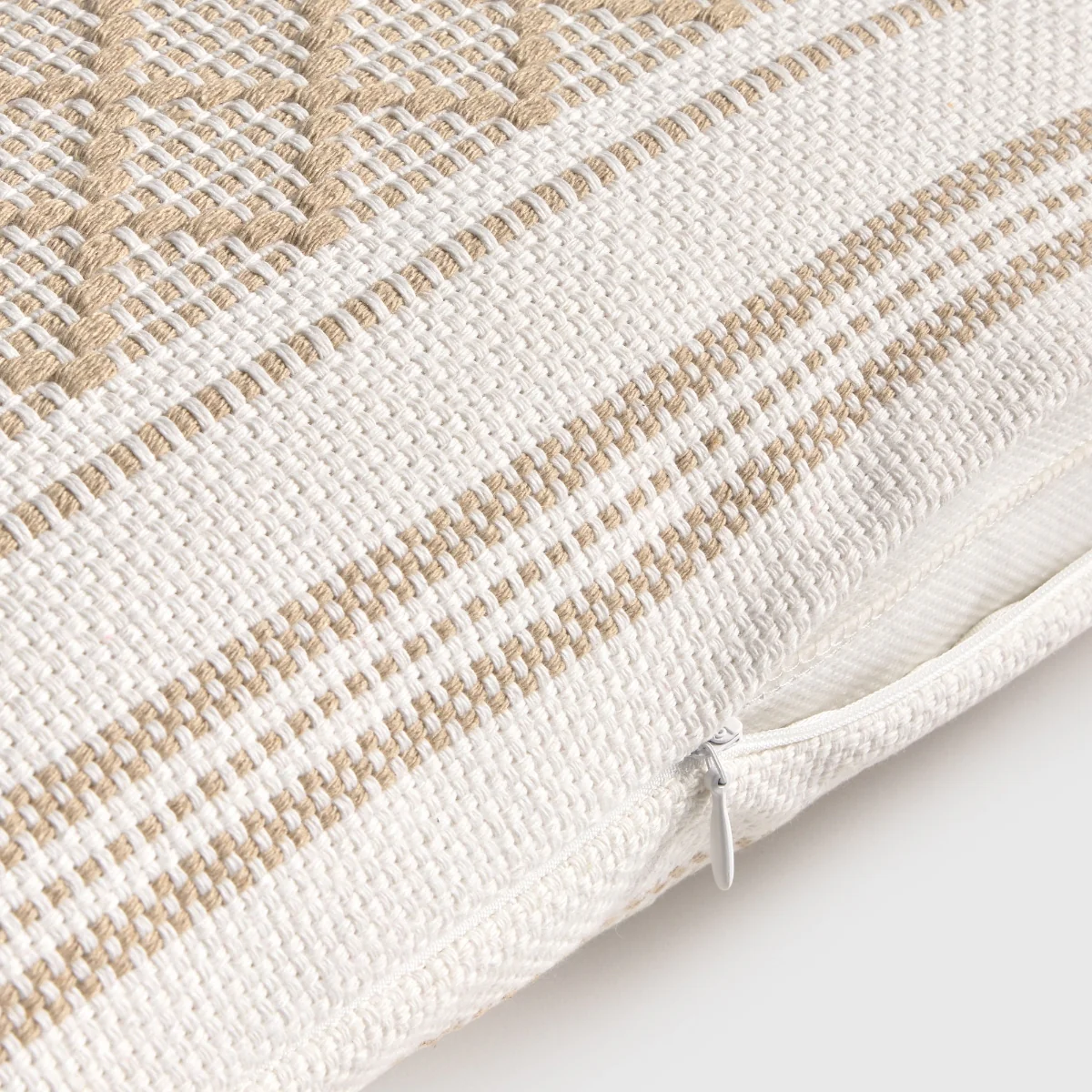 Funda de cojín tejido rombos con borlas Diami - Image 2