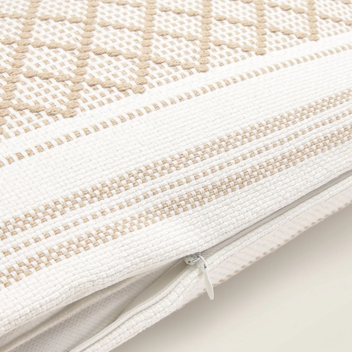 Funda de cojín tejido rombos con borlas Diami - Image 4