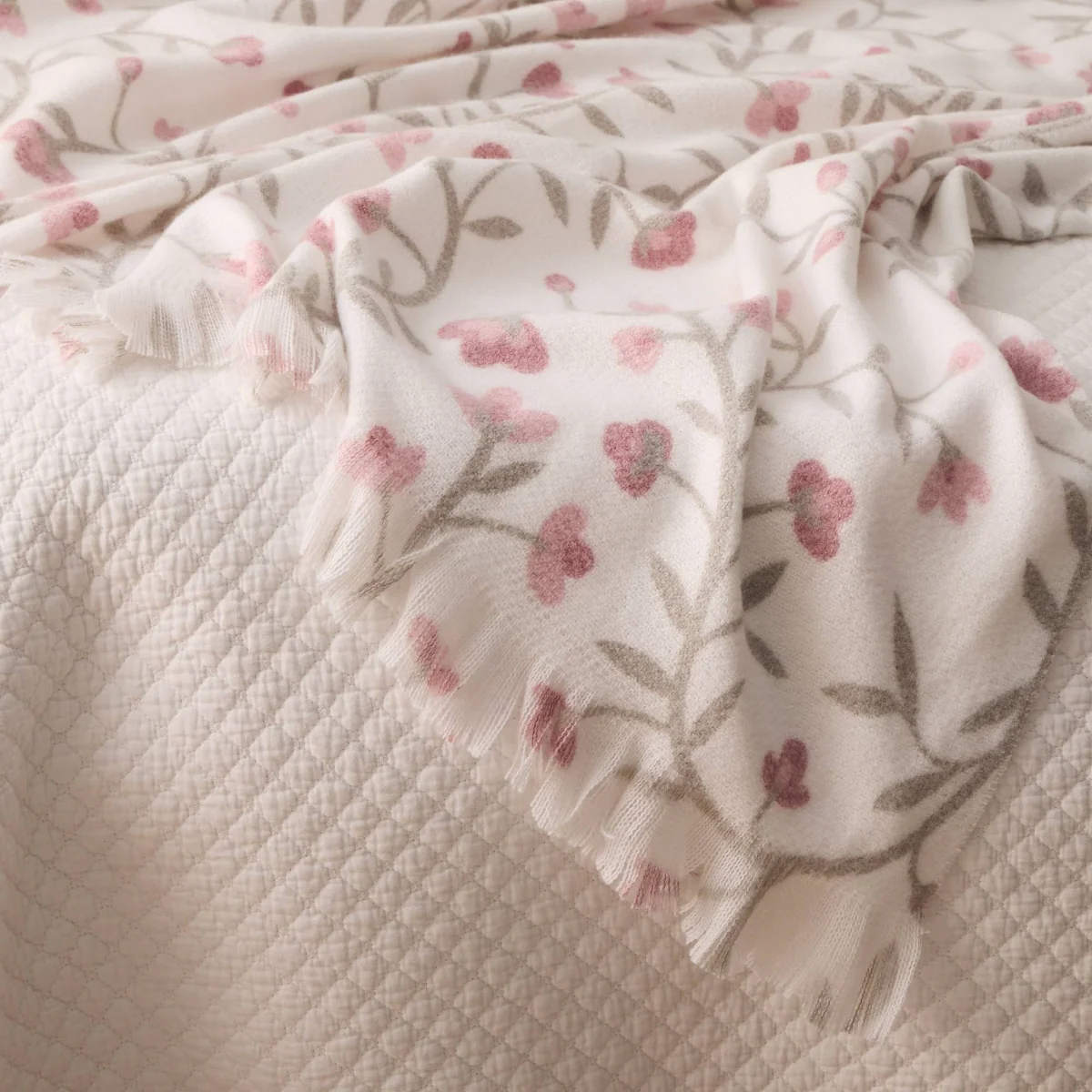 Plaid con flores y flecos decorativos Lapla