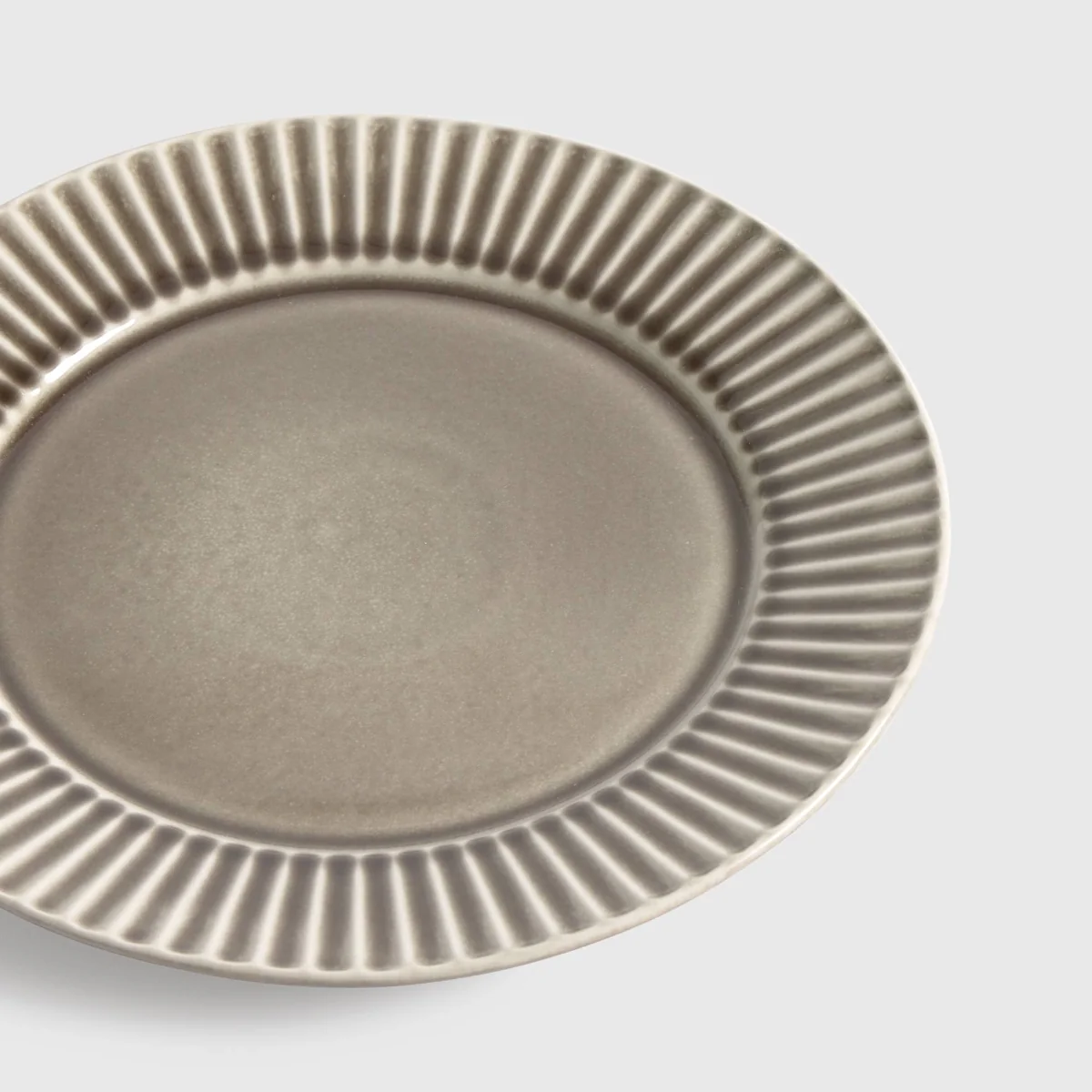 Plato llano 27cm diseño acanalado Pleatg - Image 3